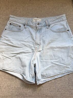 Abercrombie curve love the loose short high rise size 30 light wash